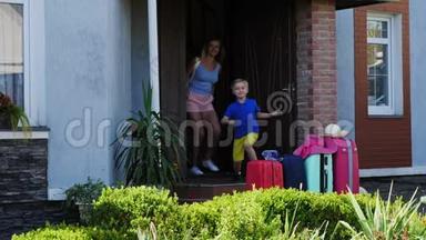 幸福的女人和她的孩子要离开家，把行李装进车里